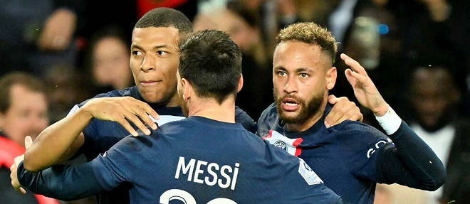 Les joueurs du PSG celebrent un but lors d'un match de Ligue 1 face a l'OM au Parc des Princes, le 16 octobre 2022.
