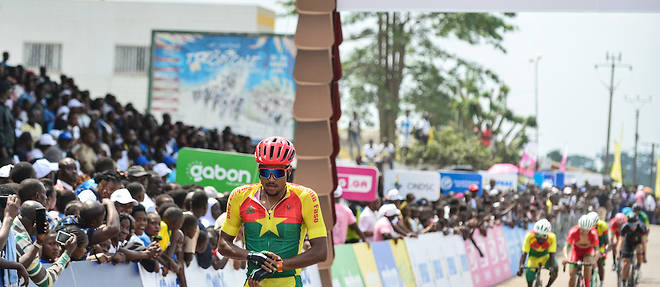 Paul Daumont et le Marocain El Houcaine Sabbahi, a l'attaque dans le debut de la premiere etape de la Tropicale Amissa Bongo.
