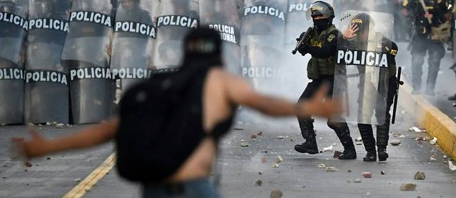 Perou: violents heurts lors du grand rassemblement a Lima, la presidente appelle a une "treve"
