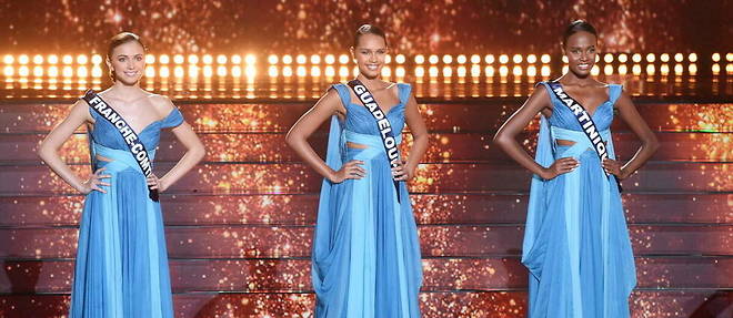 Miss Franche-Comte Marion Navarro, Miss Guadeloupe Indira Ampiot et Miss Martinique Axelle Rene lors d'un tableau de la finale de Miss France 2023.
