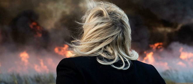 Marine Le Pen devant le champs de canne a sucre en feu de la CSS a Richard Toll, le 17 janvier 2023