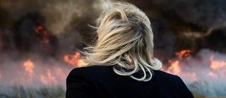 Marine Le Pen devant le champs de canne à sucre en feu de la CSS à Richard Toll, le 17 janvier 2023