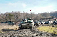 Non loin de la frontiere avec l'Ukraine, manoeuvres en Roumanie de chars francais Leclerc, dans le cadre de l'Otan, le 8 decembre 2022.
