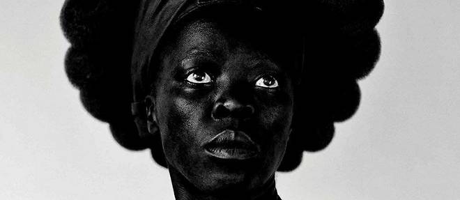  L'oeuvre << Ntozakhe >> (2016) s'inspire de la statue de la Liberte – << La liberte que toutes les femmes devraient avoir, ainsi que la fierte : la fierte de qui nous sommes, nous les Noires avec notre corps de femme >>, dit Zanele Muholi.  (C)Number="0"
aux:FlashCompensat