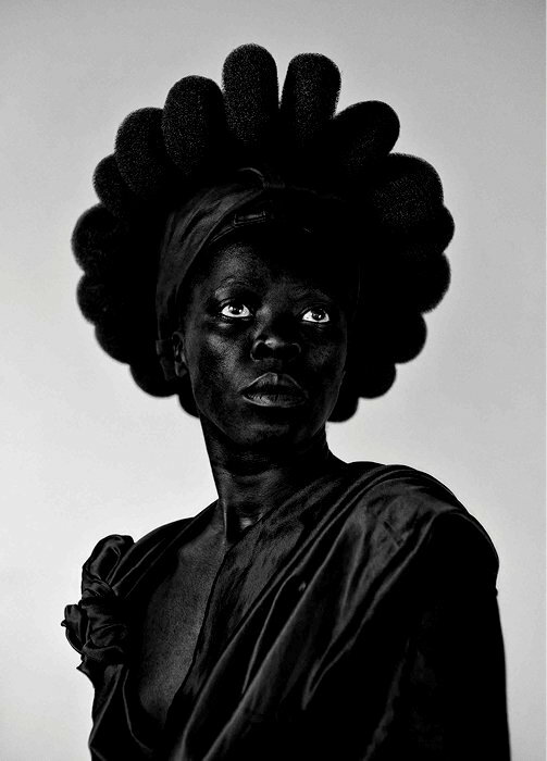 
        Liberte. L'oeuvre << Ntozakhe >> (2016) s'inspire de la statue de la Liberte &ndash; << La liberte que toutes les femmes devraient avoir, ainsi que la fierte : la fierte de qui nous sommes, nous les Noires avec notre corps de femme >>, dit Zanele Muholi.