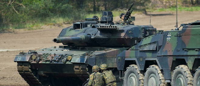 Un char de combat Leopard 2 de l'armee allemande dans une zone d'entrainement militaire a Munster, dans le nord de l'Allemagne.
