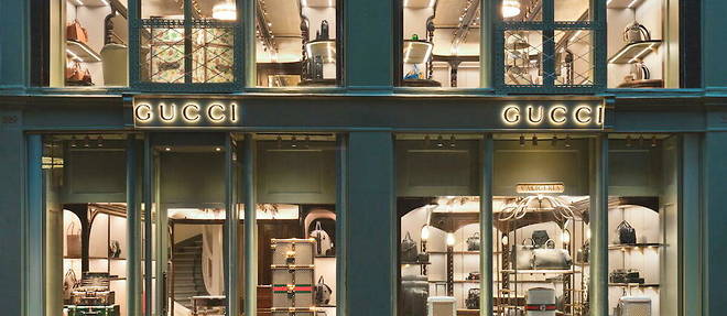 Son experience en tant que bagagiste au Savoy Hotel donnera a Guccio Gucci l'impulsion pour lancer en 1921 son propre atelier de confection de valises a Florence.

