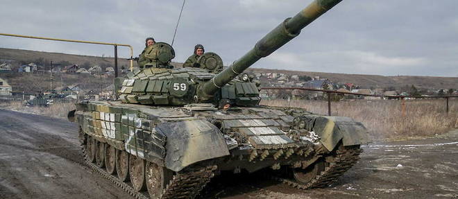 Des soldats separatistes de la republique populaire de Donetsk sur un char T-72 russe. 
