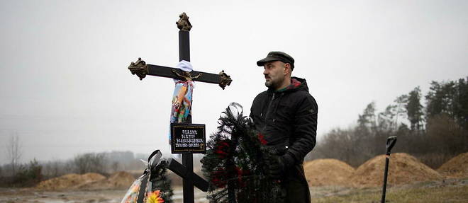 Vlad, 45 ans, est le gardien du cimetiere de Boutcha, en Ukraine.
