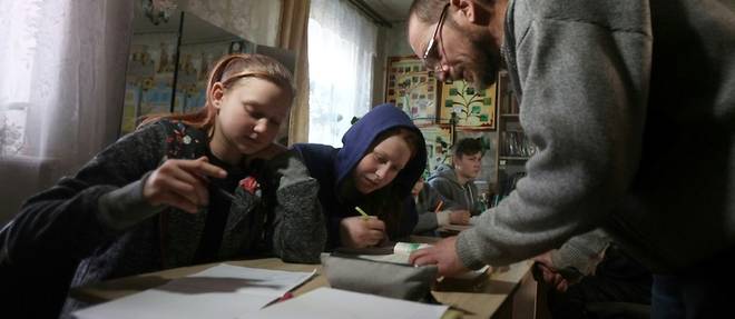 Dans un village ukrainien en ruines, le salon d'un enseignant devient une ecole de fortune
