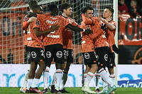 Lorient s'est impose 2 buts a 1 contre Rennes.
