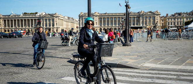 The socialist town hall of Paris, Anne Hidalgo, on a bike ride on September 18, 2022.