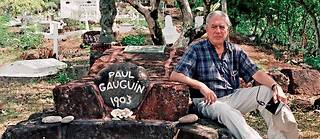  Mario Vargas Llosa sur la tombe de Paul Gauguin (1848-1903), au cimetiere du Calvaire d'Atuona, sur l'ile d'Hiva Oa, aux Marquises (Polynesie francaise), en 2002. 