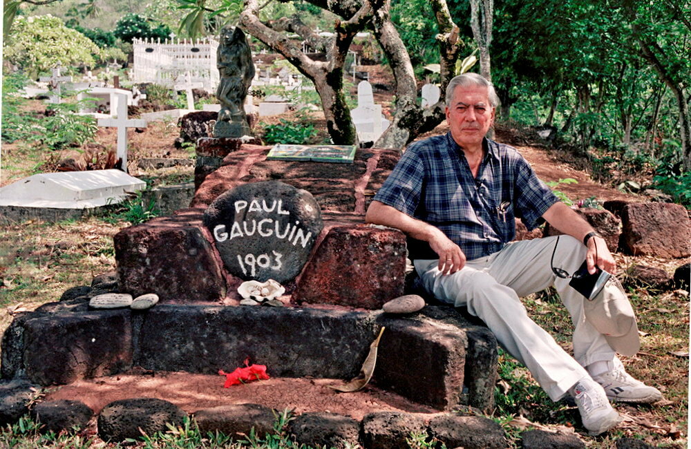 
        Reperage. Mario Vargas Llosa sur la tombe de Paul Gauguin (1848-1903), au cimetiere du Calvaire d'Atuona, sur l'ile d'Hiva Oa, aux Marquises (Polynesie francaise), en 2002.