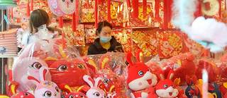 Début janvier sur le marché de Fuyou, à Shanghaï, avant le Nouvel An chinois.  
