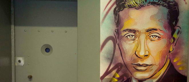 Portrait de Robert Desnos, par Christian Guemy, alias C215, artiste de street art dans un couloir de la prison de Fresnes, le 4 septembre 2020. Le poete et resistant y a ete incarcere en 1944.
