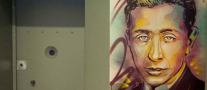 Portrait de Robert Desnos, par Christian Guemy, alias C215, artiste de street art dans un couloir de la prison de Fresnes, le 4 septembre 2020. Le poète et résistant y a été incarcéré en 1944.
