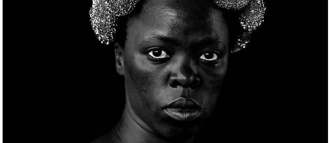 "Bester V, Mayotte, 2015", de Zanele Muholi. Cet autoportrait en hommage a sa mere appartient a la serie "Somnyama" commencee en 2010.
