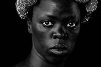 "Bester V, Mayotte, 2015", de Zanele Muholi. Cet autoportrait en hommage a sa mere appartient a la serie "Somnyama" commencee en 2010.
