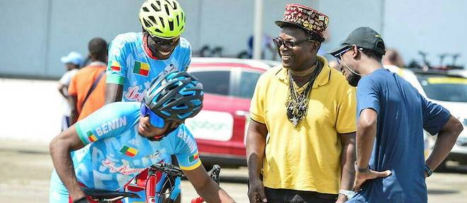 Romuald Hazoume, artiste de renommee internationale et president de la Federation beninoise de cyclisme, a fait le deplacement depuis Cotonou pour soutenir ses poulains.
