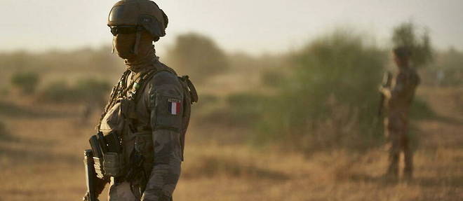 Des soldats de l'armée française au Sahel surveillent une zone rurale lors de l'opération Bourgou IV dans le nord du Burkina Faso, le long de la frontière avec le Mali et le Niger. (Photo d'archive de 2019). 
