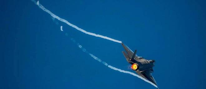 An Italian Air Force Lockheed Martin F-35A Lightning II performs during the annual live fire event over the Axalp in the Bernese Oberland, on October 19, 2022. - At an altitude of 2,200 meters above sea level, spectators attended a unique aviation display performed at the highest air force firing range in Europe. (Photo by Fabrice COFFRINI / AFP)