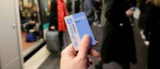 Avec la nouvelle hausse du prix de l'abonnement au passe Navigo, de nombreux usagers franciliens preferent desormais se tourner vers des tickets de metro a l'unite. (image d'illustration)
