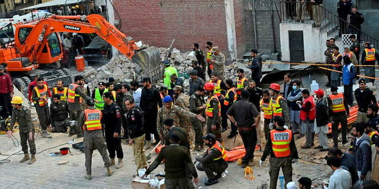 Pakistan Au Moins 89 Morts Dans Une Explosion à Lintérieur Dune Mosquée