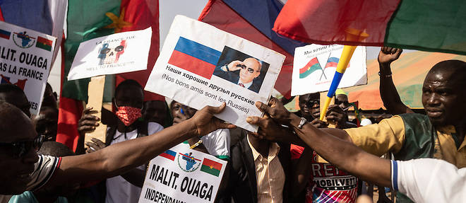 Manifestants affichant leur preference pour la Russie, a Ouagadougou (Burkina Faso), en fevrier 2022. 