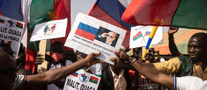Manifestants affichant leur preference pour la Russie, a Ouagadougou (Burkina Faso), en fevrier 2022.
