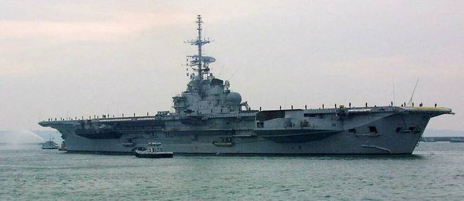 L'ex-porte-avion « Foch », rebaptisé «  São Paulo » , quitte le port militaire de Brest, le 1er février 2001.
