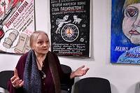 En Russie, une artiste de 77 ans pr&eacute;sente ses pancartes pacifistes en plein conflit en Ukraine