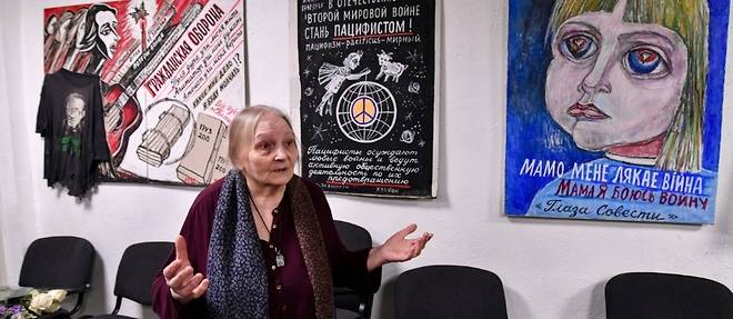 En Russie, une artiste de 77 ans presente ses pancartes pacifistes en plein conflit en Ukraine