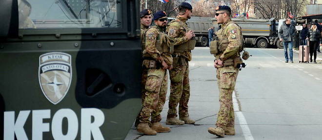 Des soldats italiens de la mission internationale de maintien de la paix au Kosovo (Kfor) sous l'egide de l'Otan, pres d'une barricade routiere dans la ville de Mitrovica, le 29 decembre 2022.
