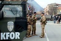 Des soldats italiens de la mission internationale de maintien de la paix au Kosovo (Kfor) sous l'égide de l'Otan, près d'une barricade routière dans la ville de Mitrovica, le 29 décembre 2022.
