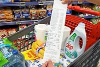 Face a la hausse des prix, le gouvernement veut inciter les distributeurs a mettre en place un panier anti-inflation.
