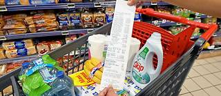 Face a la hausse des prix, le gouvernement veut inciter les distributeurs a mettre en place un panier anti-inflation.

