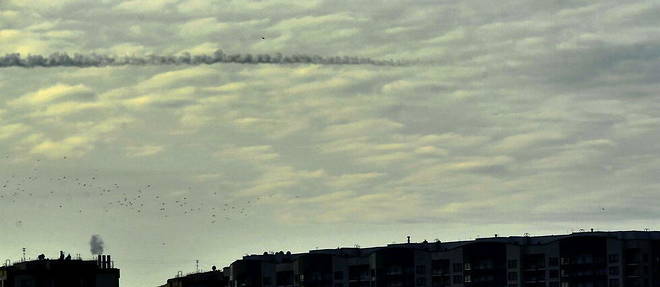 Un missile russe vole au-dessus de Kiev.
