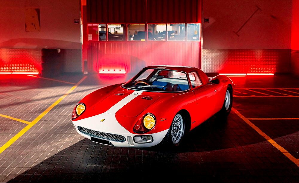 Premiere Ferrari de Grand Tourisme a moteur arriere (1963), la 250 LM innove sur le plan des proportions avec sa cabine avancee.