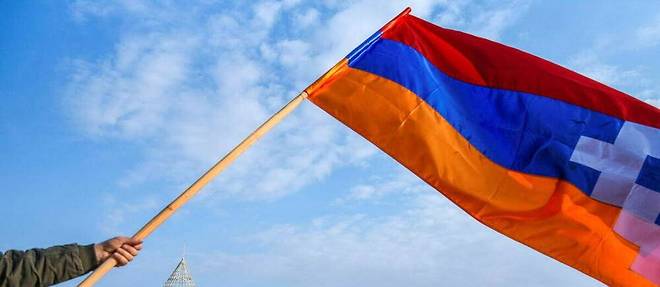 Un manifestant qui proteste contre le blocus de l'enclave armenienne du Haut-Karabakh brandit le drapeau de l'Artsakh, a Stepanakert le 25 decembre 2022.
