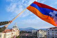 Un manifestant qui proteste contre le blocus de l'enclave armenienne du Haut-Karabakh brandit le drapeau de l'Artsakh, a Stepanakert le 25 decembre 2022.
