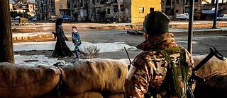  Raqqa (nord de la Syrie), le 9 janvier. Le 26 decembre 2022, des djihadistes de Daech ont attaque le QG des Forces democratiques syriennes (FDS, majoritairement kurdes), tuant six combattants.  (C)COPYRIGHT : ANTOINE/AGOUDJIAN