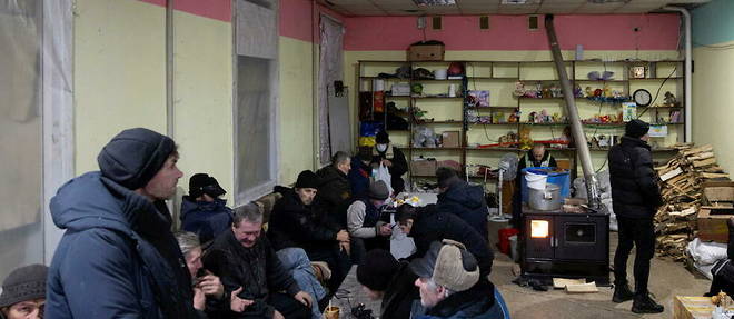 Des Ukrainiens rassembles dans un abri humanitaire a Bakhmout, le 28 janvier 2023.
