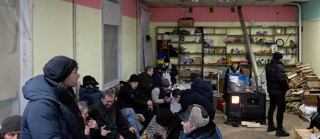 Des Ukrainiens rassemblés dans un abri humanitaire à Bakhmout, le 28 janvier 2023.
