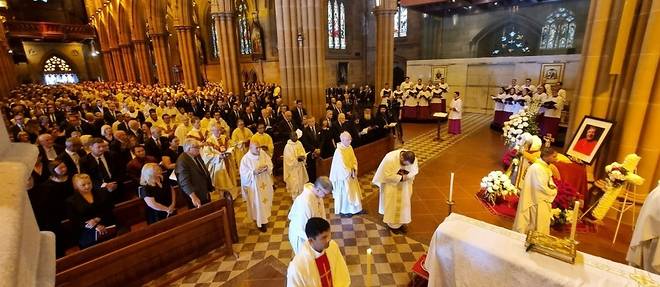 Les funerailles controversees du cardinal Pell divisent l'Australie