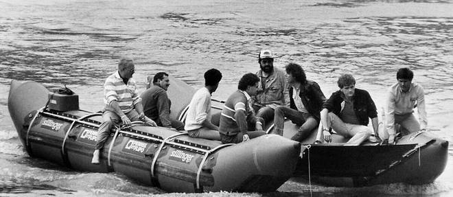 Photo prise le 18 mai 1985 de l'animateur Philippe de Dieuleveult lors de la presentation, sur la Seine, du prototype de raft avec lequel il va entreprendre une expedition sur le fleuve Zaire, au cours de laquelle lui et six de ses compagnons vont disparaitre.
