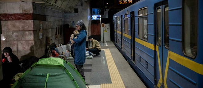 Des civils ukrainiens s'abritent dans le metro de Kiev.
