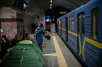 Des civils ukrainiens s'abritent dans le métro de Kiev.
