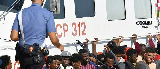 Mort de 12 migrants traversant la Mediterranee, dont une mere et un bebe