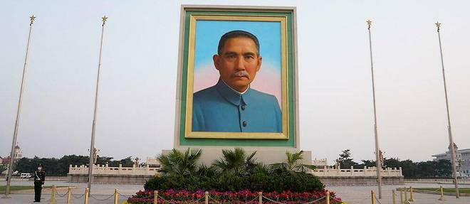 Comme le rappelle Bill Hayton, l'histoire millenaire de la Chine communiste a ete forgee de toutes pieces par les grandes figures du nationalisme, dont Sun Yat Sen, pere fondateur de la premiere Republique de Chine (ici, son portrait sur la place Tiananmen, a Pekin).
